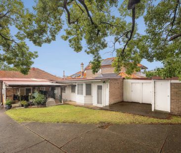 Character-rich home configured as four flats just 750m from Strathf... - Photo 1