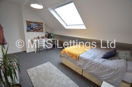4 Bedroom Mid Terraced House for rent in Newport Gardens - Photo 3