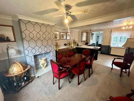 4 bedroom semi-detached house to rent - Photo 2