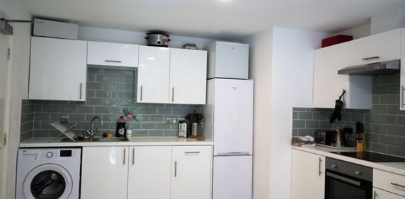 3 Bedroom Apartment - Photo 2