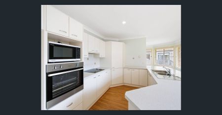 Family Home in Lovely Family Friendly Neighbourhood - Photo 4