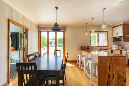 Inviting Three Bedroom Home - Photo 4