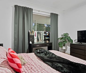 Massive 1-Acre Estate | 4x2 + Study | Extensive Vehicle Parking - Photo 6