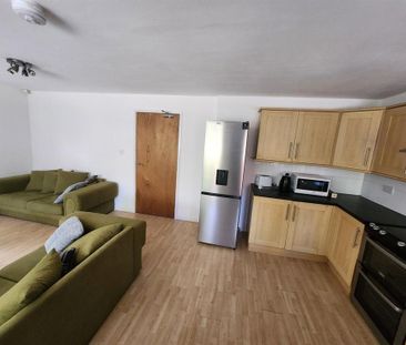3 bedroom flat to rent - Photo 2