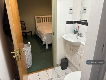 1 bedroom in a flat share to rent - Photo 5