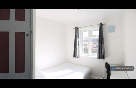 4 bedroom terraced house to rent - Photo 4