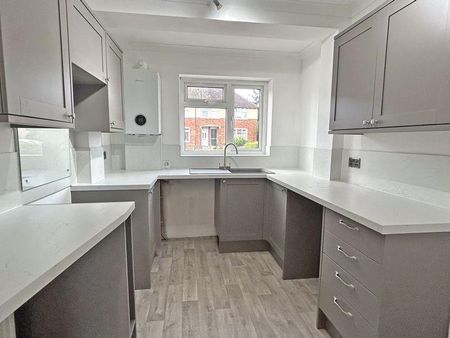 2 bedroom end of terrace house to rent - Photo 4