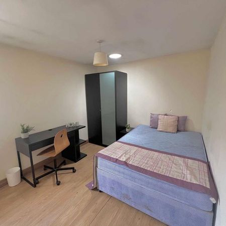 4 bedroom flat to rent - Photo 3