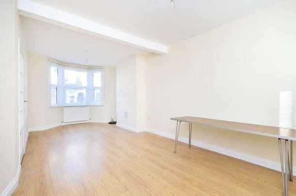 Higham Hill, Walthamstow, E17 - Photo 1