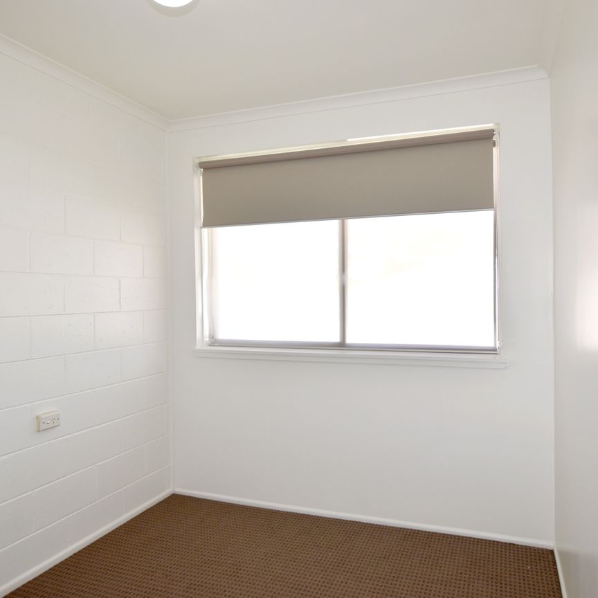 :: BARGAIN ALERT! VERY TIDY TOWNHOUSE - AIR CONDITIONED - Photo 1