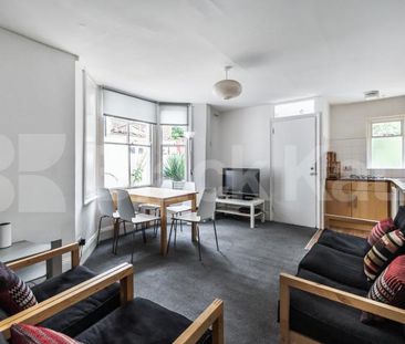 a unique and spacious almost 4,000 square feet Victorian semi-detached villa - Photo 2
