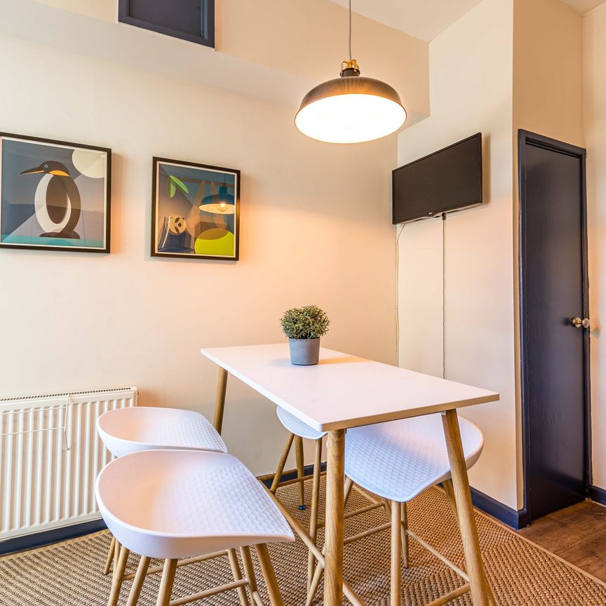 Sociable Home Steps from Tesco & IKEA - Photo 1