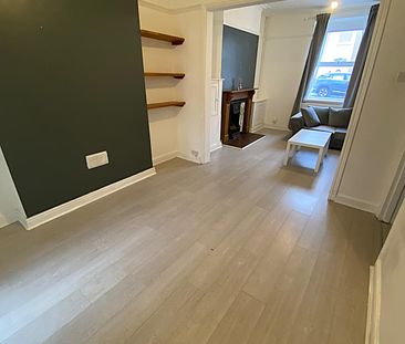 £1,800 PCM, Furnished Three Bedroom House with Enclosed Garden in K... - Photo 2