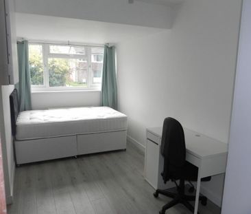 1 bedroom in a house share to rent - Photo 2