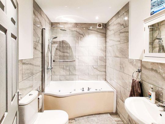 High spec shared house in L15, bills included! Room 4 - Photo 1