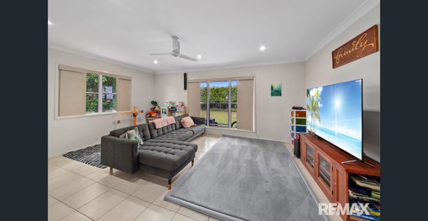 Contemporary four bedroom home including internet. - Photo 1