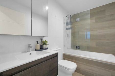 beautiful 2 Bedroom Apartment - Available Now! - Photo 4