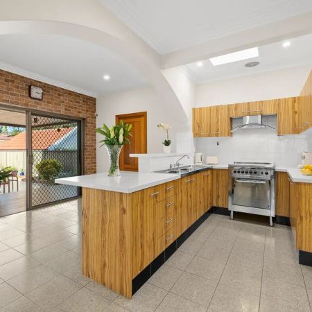Ultra Neat Three Bedroom Family Home - Photo 2