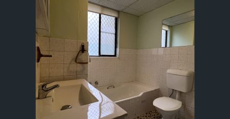 Extra Large 1 Bedroom Unit - 2 Toilets - Photo 5