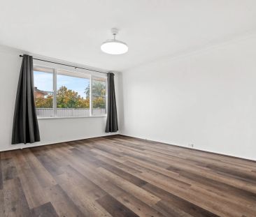 Tastefully Renovated Villa in Prime Location - Photo 3