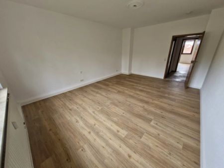 Würzburg: Modernisierte 3-Zimmerwohnung mit Aufzug am Ringpark zu vermieten - Photo 4