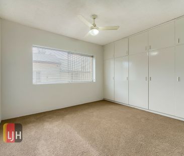 BIG, BREEZY 2 BEDROOM UNIT IN SUPER HANDY LOCATION ! - Photo 3
