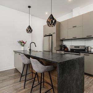 À louer / for Rent VERDUN : grand 4 ½ lumineux, près du métro, terrasse privée - Photo 2