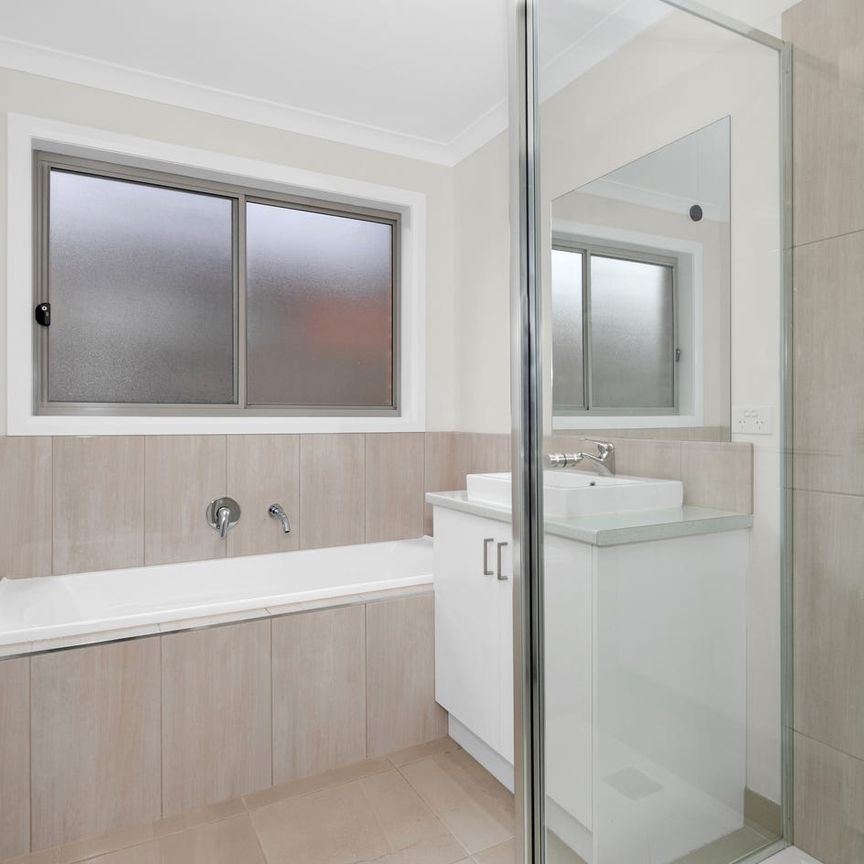 LARGE 4 BEDROOM HOME WITH 2 LIVING AREAS IN PRIME ALFREDTON LOCATION - Photo 1