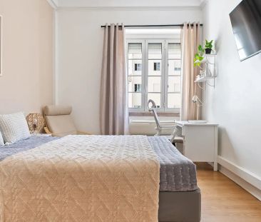 Room in a shared 11-bedroom apartment for rent in Lisbon - Photo 4