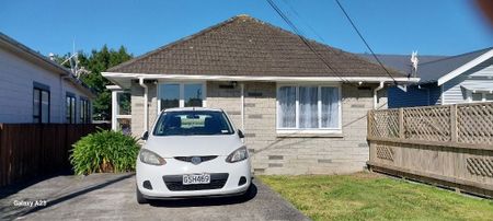 Sunny Two Bedroom Townhouse - Photo 3