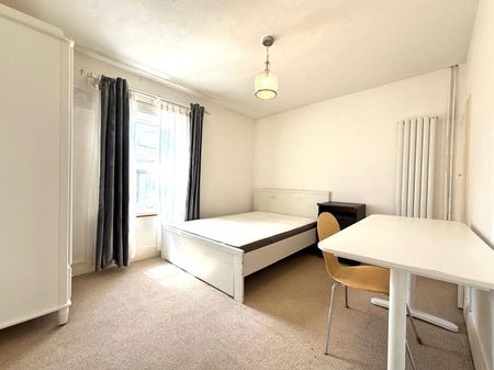 2 bedroom Maisonette in Alpine Street, Berkshire - Photo 3