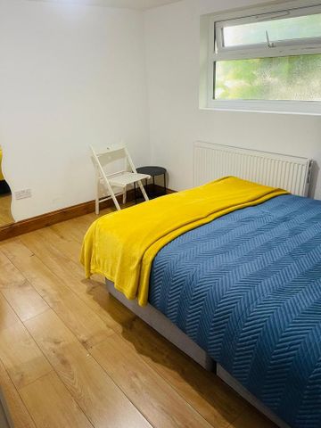 1 bedroom in a flat share to rent - Photo 4