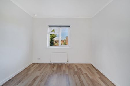 3 bedroom house in London - Photo 2