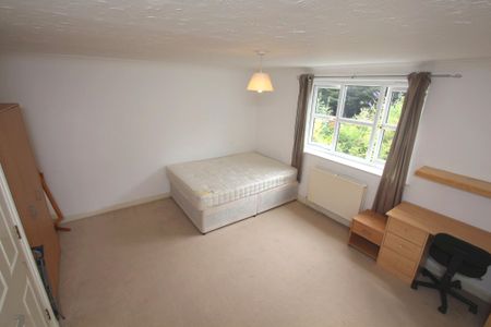 STUDENT Four Bedroom House – Donald Woods Gardens (Surbiton, KT5) - Photo 3