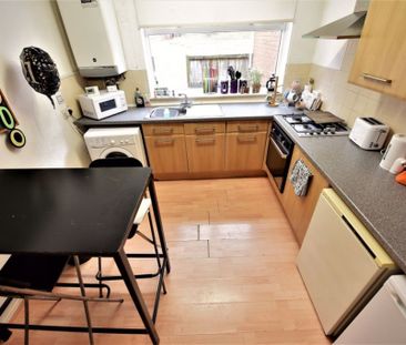 3 bedroom House in St Johns Close, Leeds - Photo 4