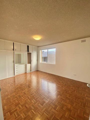 Oversized 2-bedroom apartment next to city bus - Photo 5