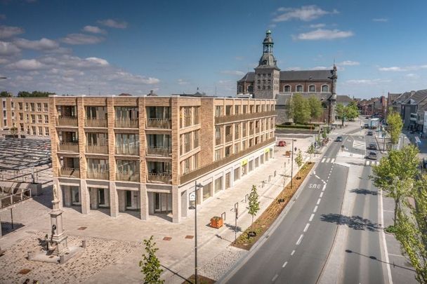 Lichtrijk recent instapklaar appartement met 2 slaapkamers, zonneterras, 2 parkings en ruime kelderberging - Photo 1