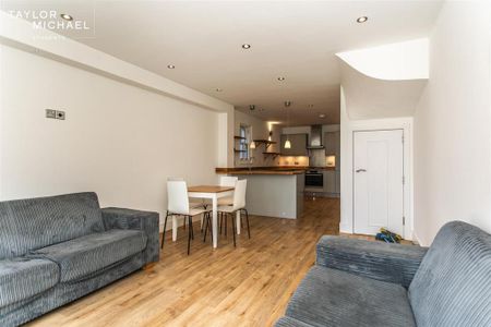 4 bedroom end of terrace house to rent - Photo 2