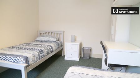 Bright room to rent in 9-bedroom house in Stoneybatter - Photo 3