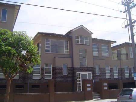 Spacious 3-Bedroom Apartment in Prime Essendon Location - Photo 4