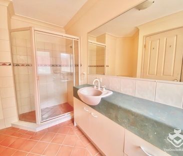 Comfortable 3 Bedroom Villa Within Gated Community - Photo 4