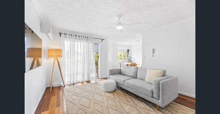 Light and bright apartment in a boutique complex - Photo 2