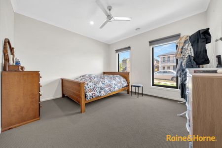 42 Shell Close, Clyde North, VIC 3978 - Photo 4