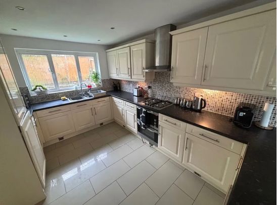 4 Bed Detached House, Waggon Road, LS10 - Photo 1