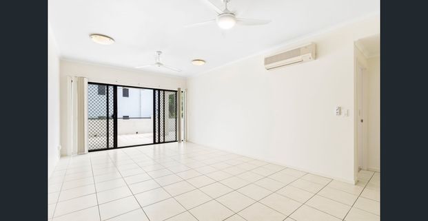 Three bedroom unit in central location - Photo 1