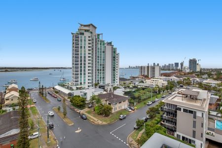 Exclusive 3-Bedroom Penthouse with Broadwater and Panorama Views - Photo 2