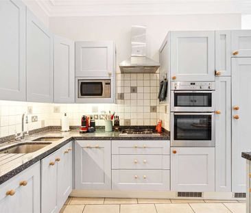 A charming three bedroom apartment in a prime Chelsea location with... - Photo 1