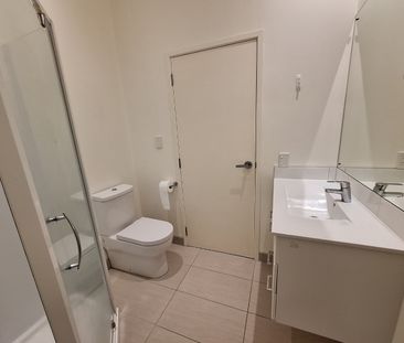 Contemporary Townhouse - Photo 6