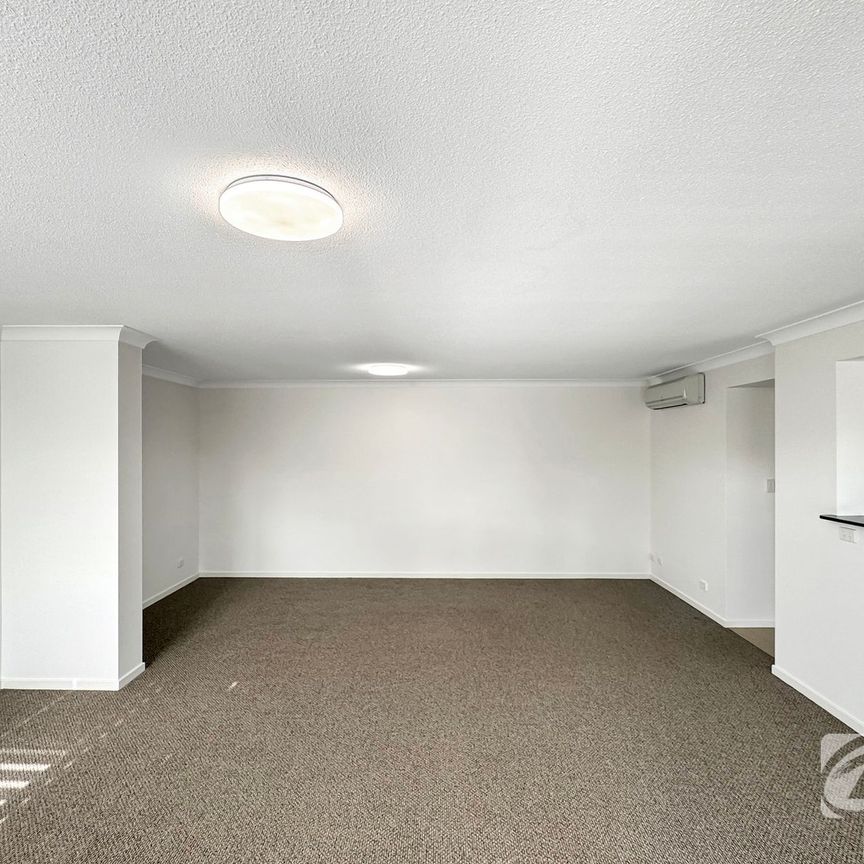 Spacious 2 Bedroom, 2 Bathroom Unit in Prime Lakeside Location - Photo 1