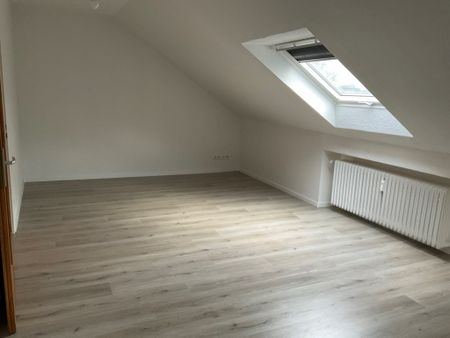Sehr schöne renovierte 2 Zimmer DG Wohnung in Duisburg zu vermieten - Photo 2